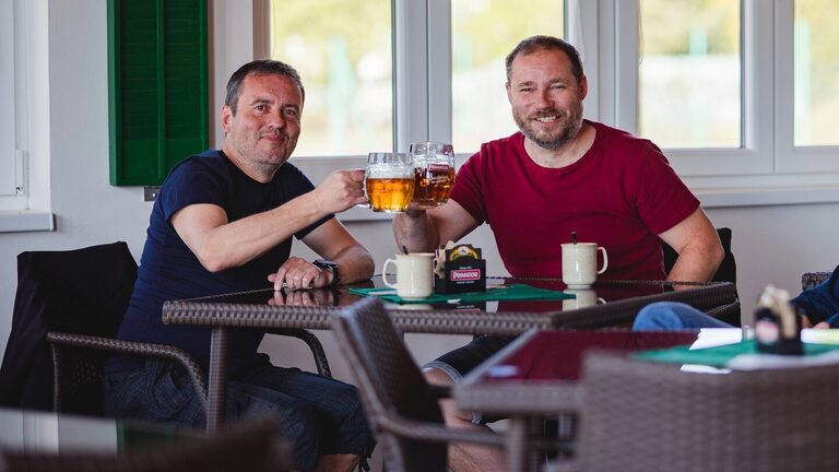 Posezení s vepřovou kýtou