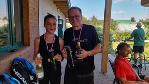 Vítězka útěch N. Jará (vlevo) s druhým M. Kábrtem