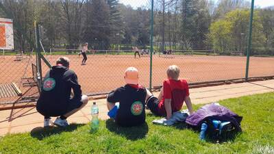 1. kolo soutěží družstev: Jasná vítězství áčka dospělých, starších žáků a babyn, dospělé béčko zdecimovalo Hit C