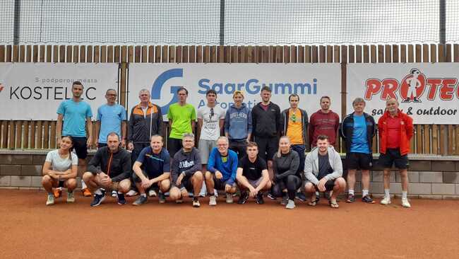 Převážná část pouťového turnaje 2023. Některé se nepodařilo vyhnat od baru a z šatny