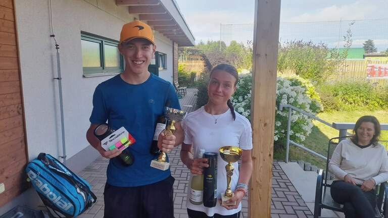 Pohár za první místo na pouťovém turnaji získala Natálie Jará! Pohár za první místo na pouťovém turnaji získala Natálie Jará!