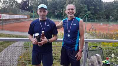 Vlevo vítěz útěchy Mirek Podrábský a vpravo Karel Ticháček.