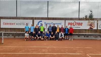 Převážná část pouťového turnaje 2023 s největšími sponzory.