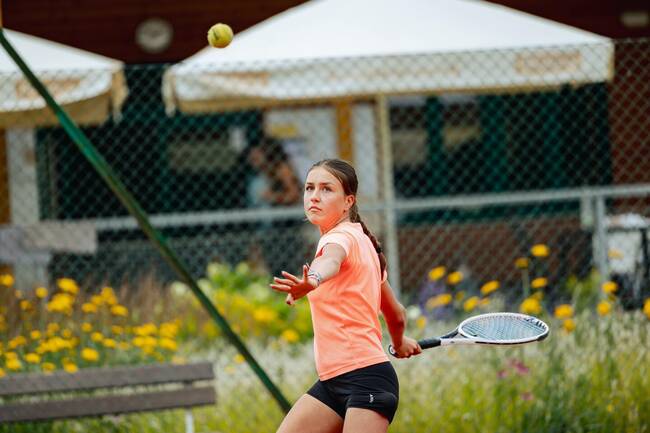 Natálie při svém obávaném forehandu, kterým trápí mimo jiné i naše hráče A-družstva dospělých :-)