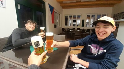 Hráči našeho B týmu a aspiranti na posty v áčku David Fučík a Miloš Teichman suverénně ovládli tenisový turnaj na oblíbeném Setkání Kostelců. Z Kostelce nad Labem přivezli zlato a stříbro z dvouhry a první místo ze čtyřhry.