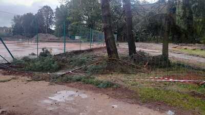 Hlavní vchod je do pondělního odpoledne uzavřen