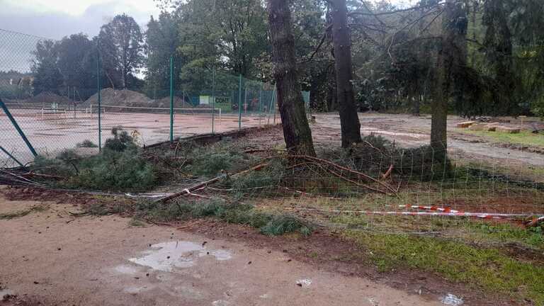 Hlavní vchod je do pondělního odpoledne uzavřen