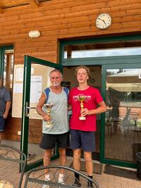 Finalisté pouťáku: Vlevo stříbrný Petr Linhart, vpravo vítěz Jonáš Bílý 