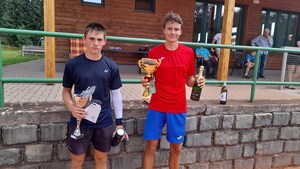 Vlevo stříbrný Mirek Podrábský, vpravo vítěz Martin Fiala. Oba spolu vyhráli i pavouka čtyřher.