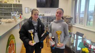 Turnaj dorostenek: (Zleva) Stříbrná Kamila Žáčková a zlatá Natálie Jará