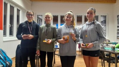Turnaj dorostenek: Zleva stříbrné Amálie Drobková, Anežka Lučanová, zlaté Michaela Čaponouvá, Natálie Jará