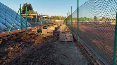 Práce na předláždění chodníku mezi kurty začaly