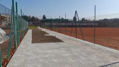 Chodník je předlážděn, do areálu již můžete hlavním vchodem