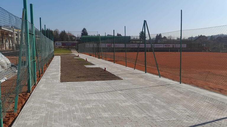 Chodník je předlážděn, do areálu již můžete hlavním vchodem