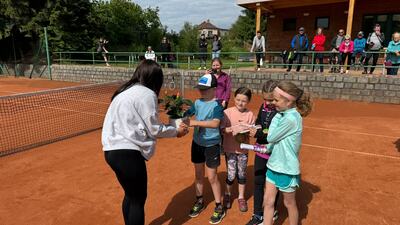 Předávání pamětních medailí babytenistům