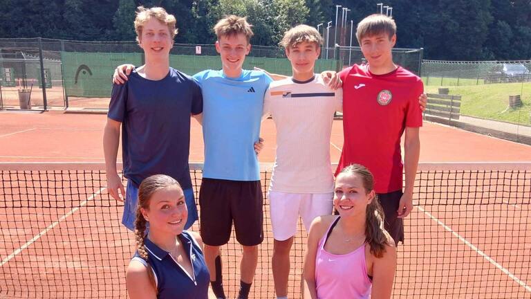 Závěrečné kolo družstev: 5 výher, 3 prohry. Starší žáci A skončili bronzoví, dorost a dospělí berou brambory Závěrečné kolo družstev: 5 výher, 3 prohry. Starší žáci A skončili bronzoví, dorost a dospělí berou brambory