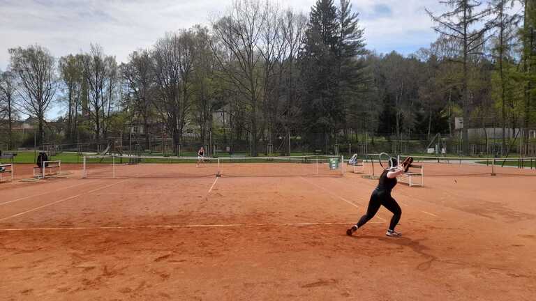 1. kolo družstev: Vzájemné zápasy pro A týmy, babytenisté a dorost C rozdrtili soupeře